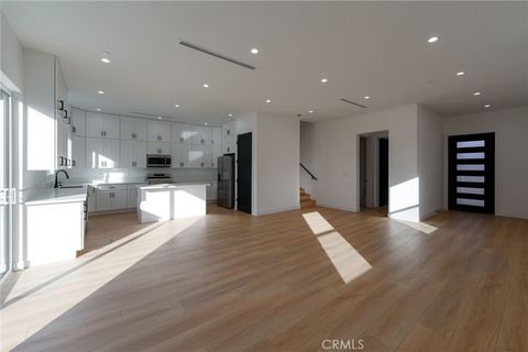 Photo of 14123 Emelita St, Sherman Oaks, CA 91401 (MLS # SR26004875)