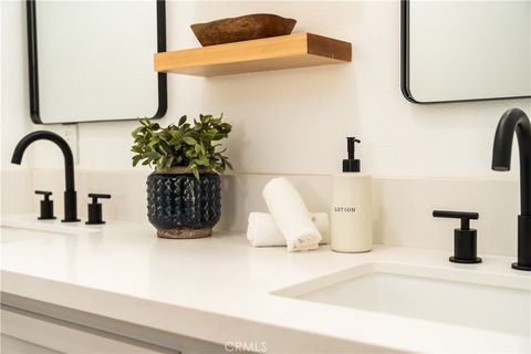 Tiny photo for 16122 San Fernando Mission Boulevard, Granada Hills, CA 91344 (MLS # SR26049518)