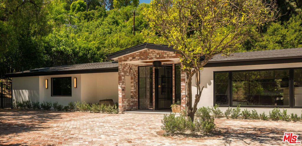 Photo of 18001 Boris Drive, Encino, CA 91316 (MLS # 26723853)