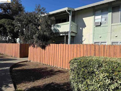 Photo of 423 423 Gregory Ln St #30, Fairfield, CA 94533 (MLS # 41123150)