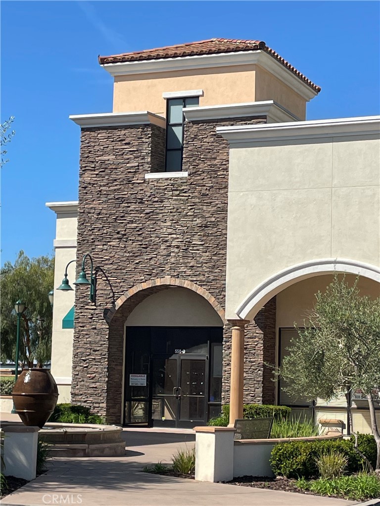 McCarty Davis is pleased to offer the opportunity to lease 550 E. Betteravia Rd., Suite D, in Santa Maria. Situated within the “College Square Shopping Center”, this complex features major tenants such as Panera Bread, Jamba Juice, Starbucks, Verizon Wireless, and more, all contributing to the heavy traffic the center draws. Located in close proximity to US 101 and Betteravia Rd. intersection which allows customers ease of access.