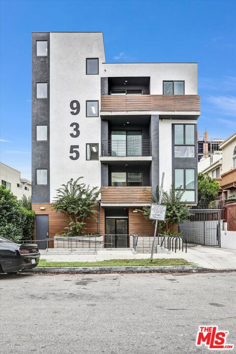 Photo of 935 N Hudson Avenue #402, Los Angeles, CA 90038 (MLS # 26101812)