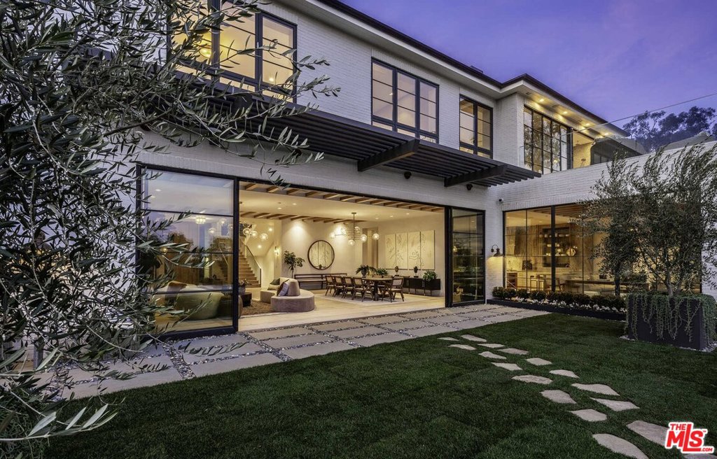 A beautiful Contemporary Estate located in the extremely desirable Huntington neighborhood of Pacific Palisades. Privately nestled behind gates with breathtaking views of the Pacific Ocean and lush Santa Monica Canyons. Designed and built by renowned developer/designer couple David and Eliana Rokach. Conveniently located moments from the new Pacific Palisades Caruso Village, as well as popular hiking trails and the scenic beaches of Santa Monica.