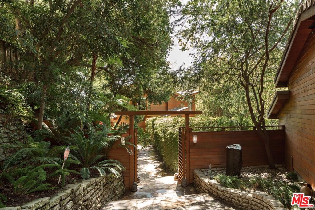 2424 Nichols Canyon Road