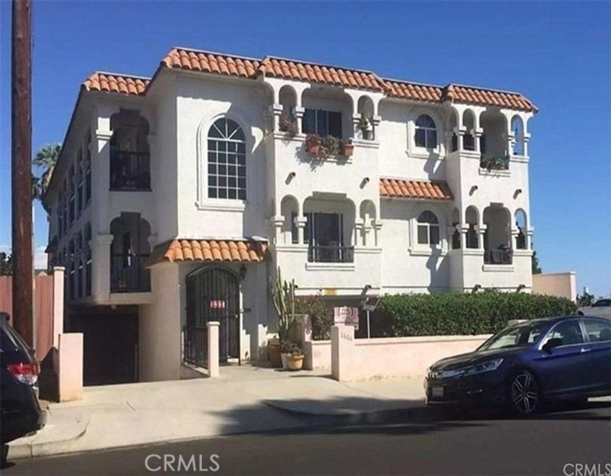 Wake up to breathtaking views of the Pacific in this beautiful coastal apartment located in San Pedrio. Just steps from the shoreline. This spacious retreat offers the perfect blend of comfort and convenience. Ideal for couples, small families or professionals seeking extra space. You will enjoy stunning sunsets right from your windows.