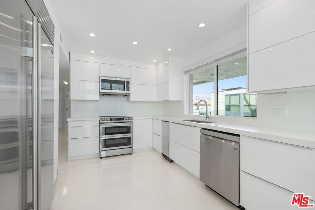 2419 Ocean Front Walk