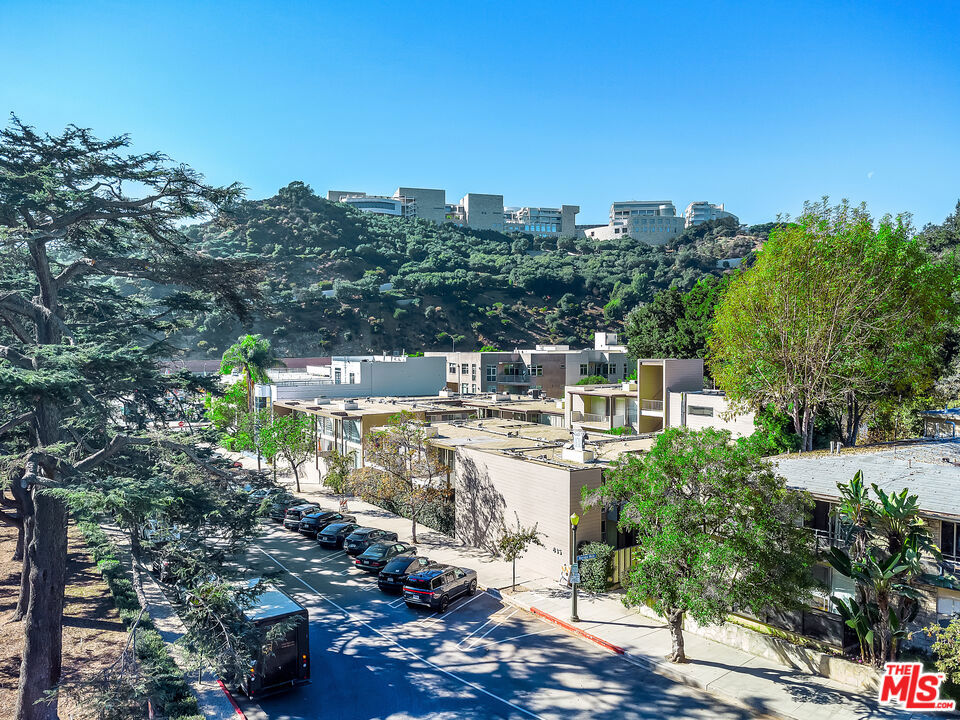833 Moraga Drive