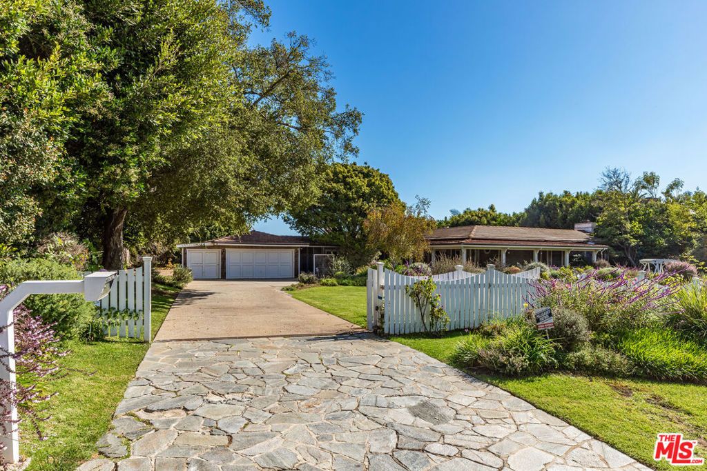 Photo of 1580 San Remo Drive, Pacific Palisades, CA 90272 (MLS # 26655537)