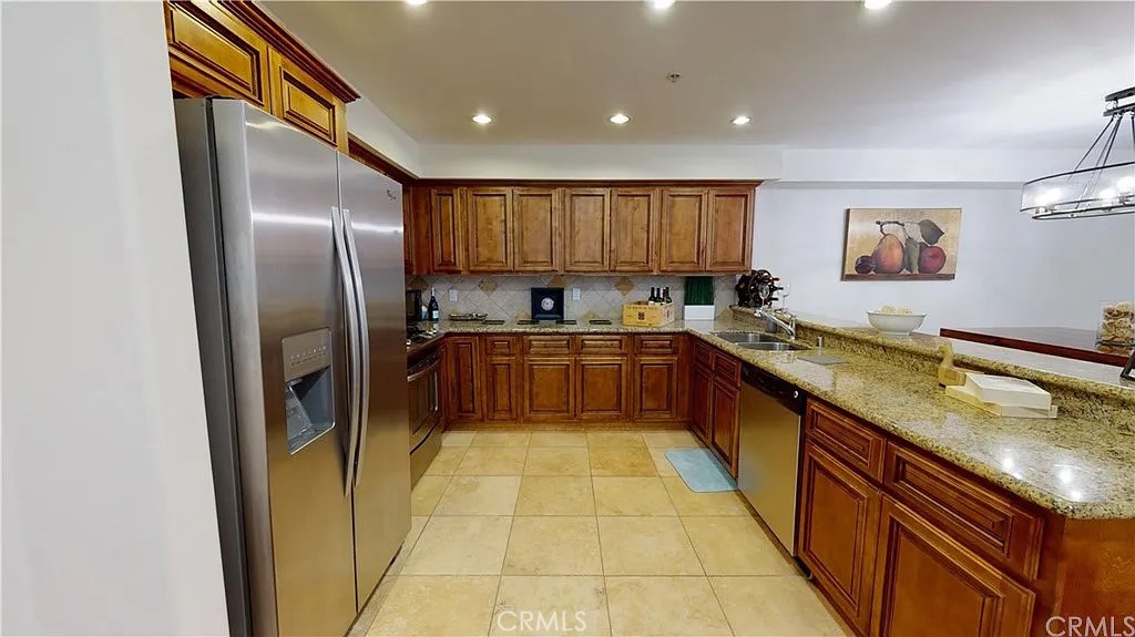 100% Application before tour.
Discover serene living in Hancock Park/Koreatown! This very quiet condo offers a spacious 1,130 sq ft open floor plan with beautiful hardwood floors. The kitchen features sleek granite counters and stainless steel appliances, plus the convenience of in-unit laundry. You'll love the warm and inviting living room, centered around a picture-perfect gas fireplace. Enjoy two assigned tandem parking spots plus building guest parking. Step outside to a nice, quiet neighborhood with fantastic restaurants, shopping, and offices nearby. Truly central to everything: just 5-10 minutes to Hollywood & Koreatown, and 10-15 minutes to Downtown LA, West Hollywood, Burbank, and the Farmers Market!
App Fee: $99 ($75 refundable if not approved)
Pet is allowed. No pet rent.