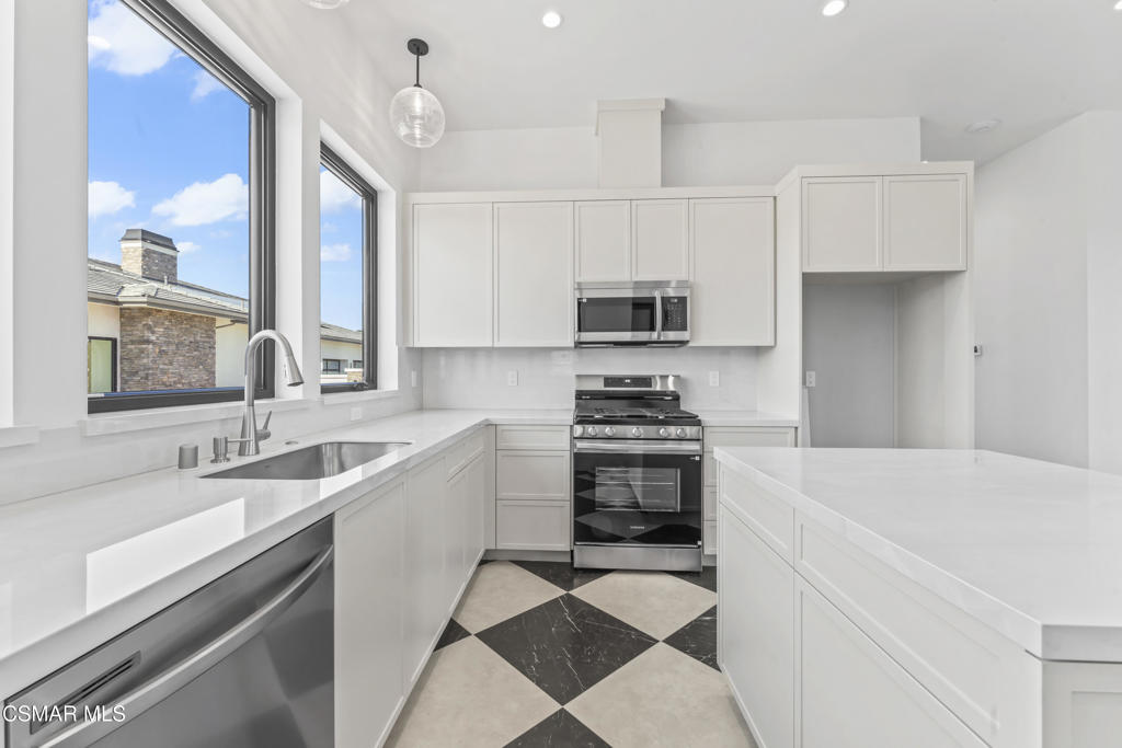 Camarillo, California, 93010, United States, 6 Bedrooms Bedrooms, ,7 BathroomsBathrooms,Residential,Active,2013156