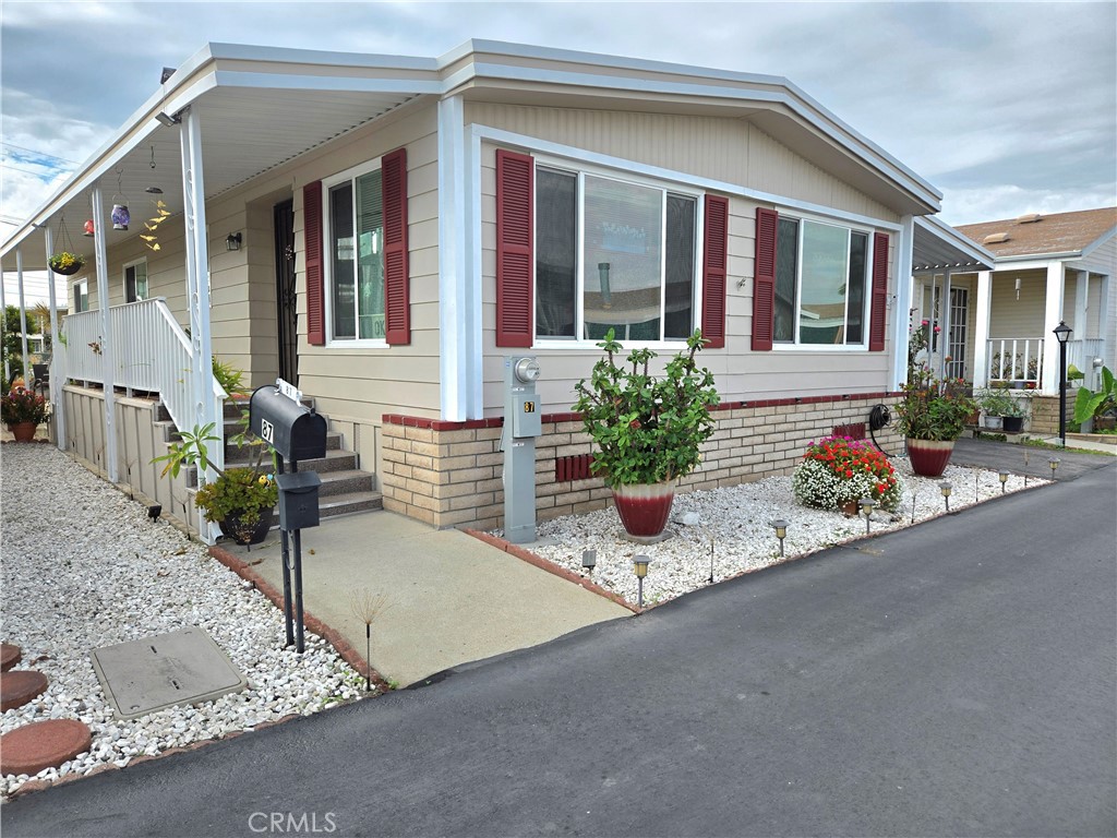 1201 W Valencia Drive 87