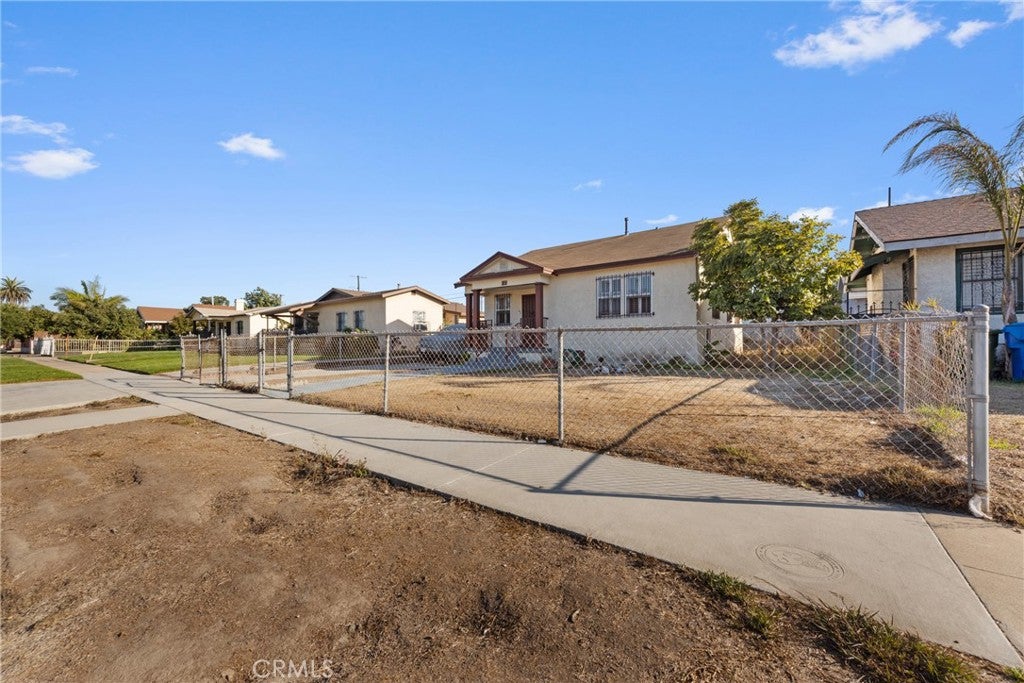 1122 W 77th