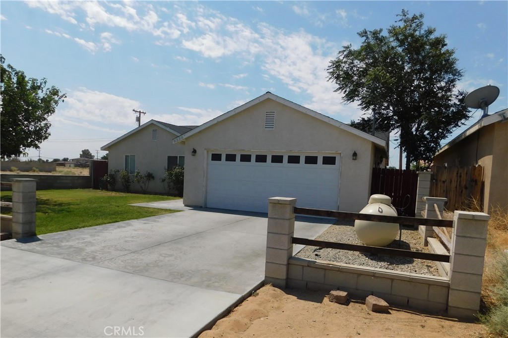 Lovely 3 bed/2 bath home. Split floor plan. Kitchen opens up to living room and attached dining area. Kitchen has refrigerator, microwave, dishwasher and stove. Bonus room. Master has walk-in closet. Master bath has double sinks and vanity area. Indoor laundry room. Ceiling fans throughout.
2 car garage. Fenced backyard with covered patio.