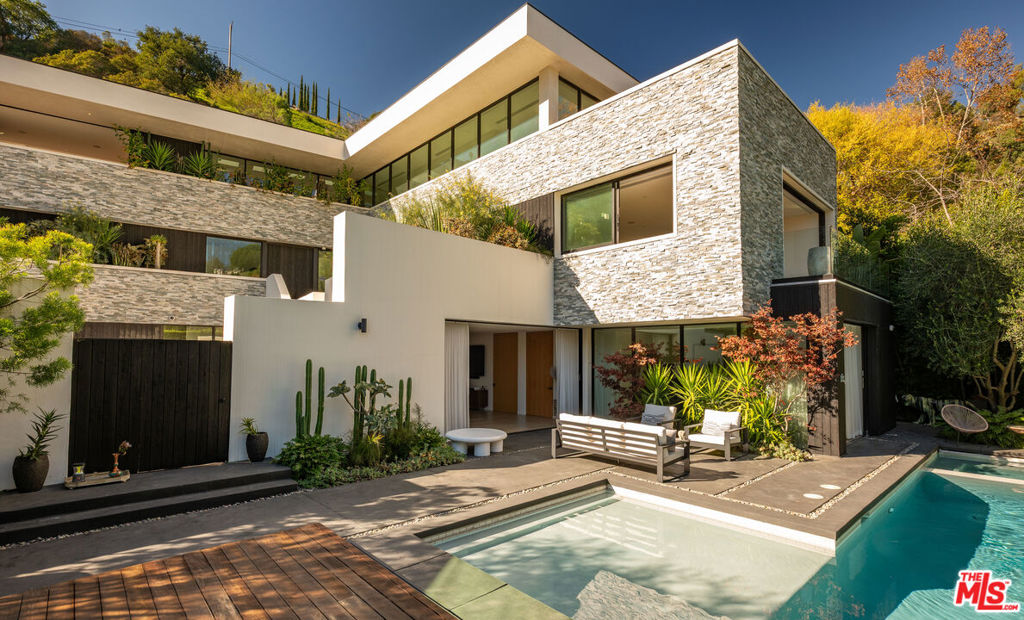 7681 Willow Glen Road