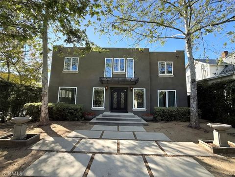 Photo of 1901 N Catalina St, Los Angeles, CA 90027 (MLS # SR26054018)