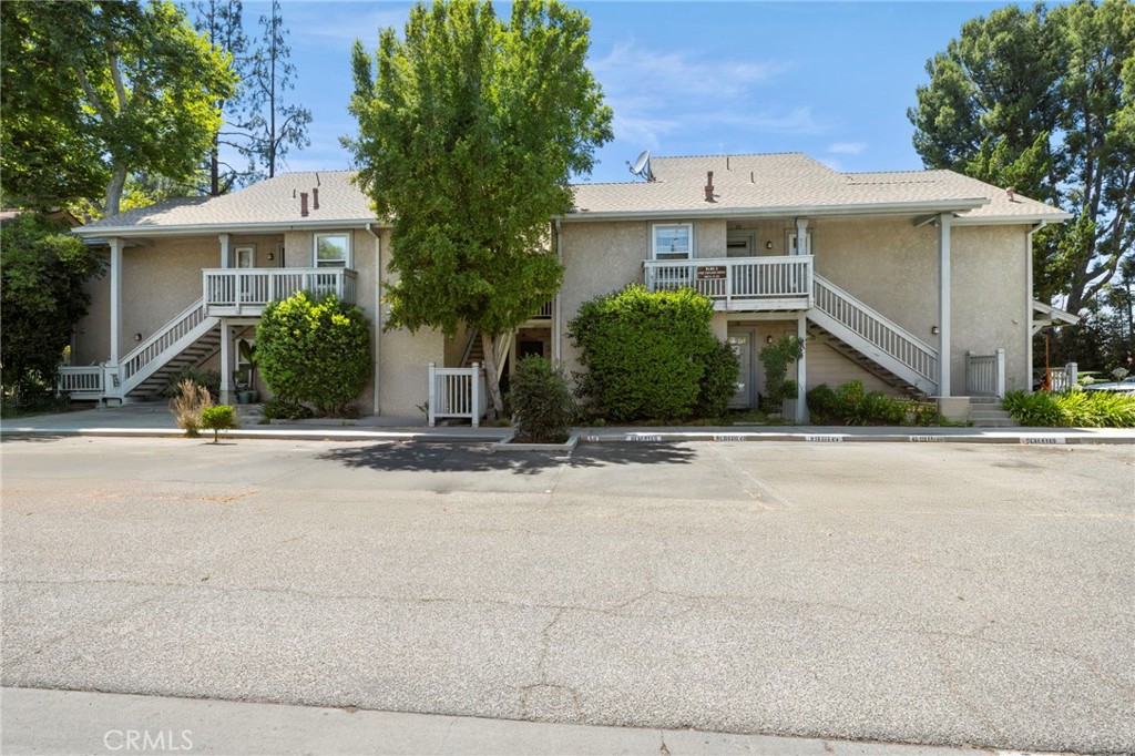 MOTIVATED SELLER! Delightful 2 bed / 2 bath Canoga Lakes Town House! This end unit is in a prime location in the complex and is a rare opportunity to create your own tranquil space. Enter into a spacious main level living area with large sliding glass doors that open to an oversized covered patio perfect for enjoying the serene views of mature trees, wildlife, and the calming sounds of the community's waterways in a lovely natural setting.
Upstairs you will find 2 large bedrooms with vaulted ceilings and a full bath. The primary bedroom has a spacious deck and offers peaceful views of the lush landscape.
Practical benefits include in unit laundry, 2 designated parking spaces and ample visitor parking, as well as a huge attic storage space with pull down stairs.
Canoga Lakes is an exceptional resort-style community, featuring acres of shaded walkways, serene lakes, streams, and waterfalls, along with abundant wildlife and verdant landscaping. Residents enjoy access to a wealth of amenities, including 2 sparkling pools, grotto spas, firepit, BBQ area, a fully equipped gym and sauna, and tennis courts. The community is securely gated with code access, offering privacy and peace of mind. Canoga Lakes is situated in a vibrant neighborhood close to "the Village", Topanga Plaza Shopping Center and Fallbrook Mall with shopping, dining and entertainment.