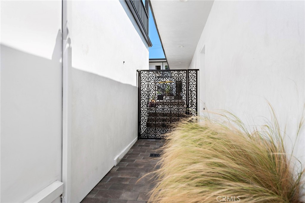 Unfurnished Apartment in North Laguna Beach
The owner will pay for a City parking pass for the parking meters if needed.
Discover the perfect coastal retreat in this fully remodeled ground level apartment, ideally situated in North Laguna Beach. Just a short stroll from Main Beach and Heisler Park, this beautifully renovated unit offers a contemporary and beachy vibe. Step inside to find vinyl flooring that flows seamlessly throughout. The stunning new kitchen features brand-new cabinets, a gas stove and oven, refrigerator, and elegant quartz countertops. The bathroom is equally impressive, boasting a chic glass-enclosed shower and matching quartz countertops. Stay cozy with wall heaters, and enjoy the convenience of shared free laundry on-site. The property offers a charming courtyard with outdoor seating, perfect for relaxing or socializing. For added peace of mind, the property is secured with security gates. The location couldn't be better—you're just minutes away from the beach, top-notch restaurants, unique shops, and the vibrant downtown Laguna Beach scene. This is coastal living at its finest!