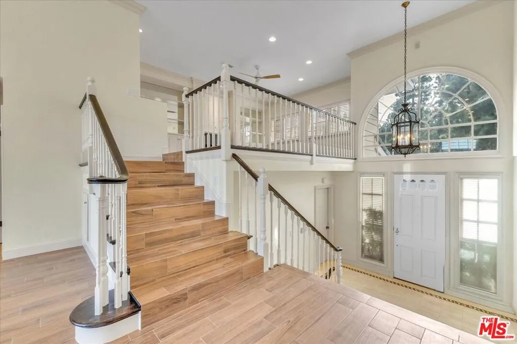 Los Angeles, California 90049, United States, 2 Bedrooms Bedrooms, ,3 BathroomsBathrooms,Residential,Active,240633