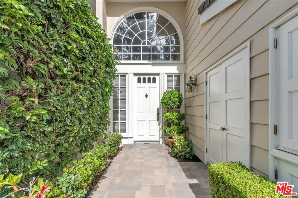 Los Angeles, California 90049, United States, 2 Bedrooms Bedrooms, ,3 BathroomsBathrooms,Residential,Active,240633