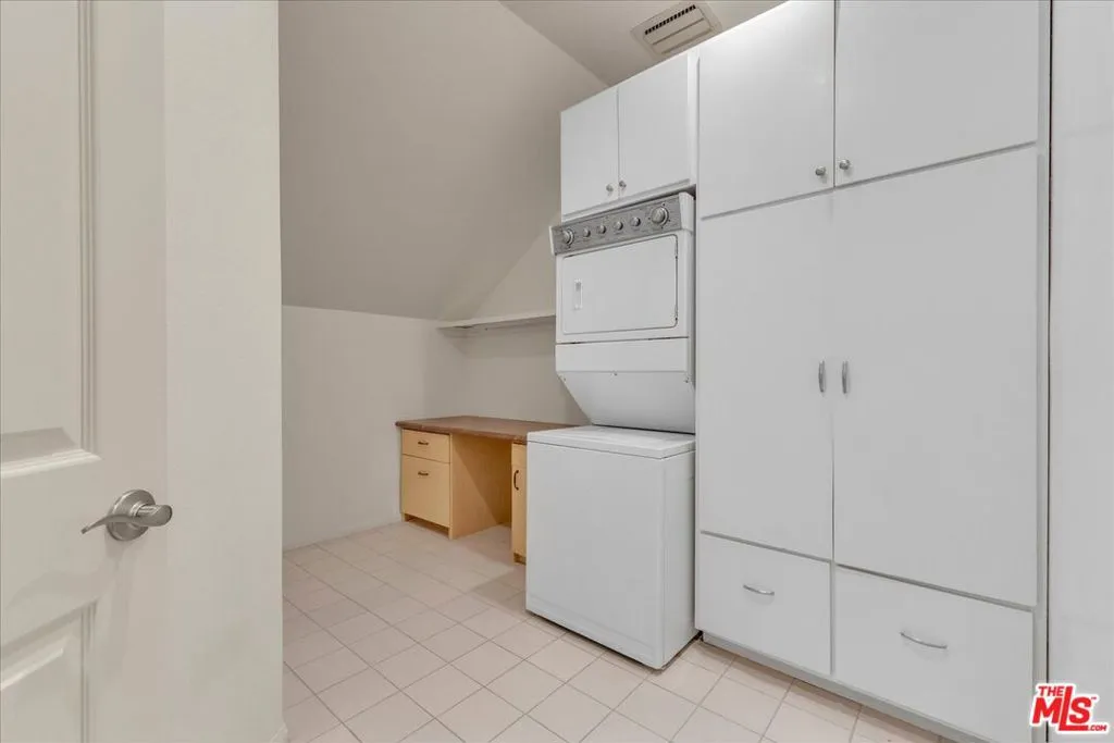 Los Angeles, California 90049, United States, 2 Bedrooms Bedrooms, ,3 BathroomsBathrooms,Residential,Active,240633