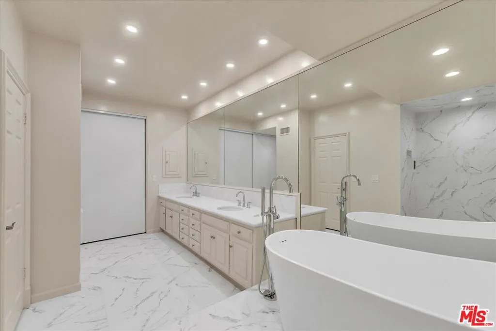 Los Angeles, California 90049, United States, 2 Bedrooms Bedrooms, ,3 BathroomsBathrooms,Residential,Active,240633