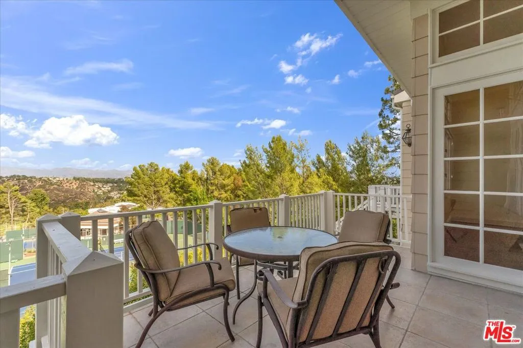 Los Angeles, California 90049, United States, 2 Bedrooms Bedrooms, ,3 BathroomsBathrooms,Residential,Active,240633