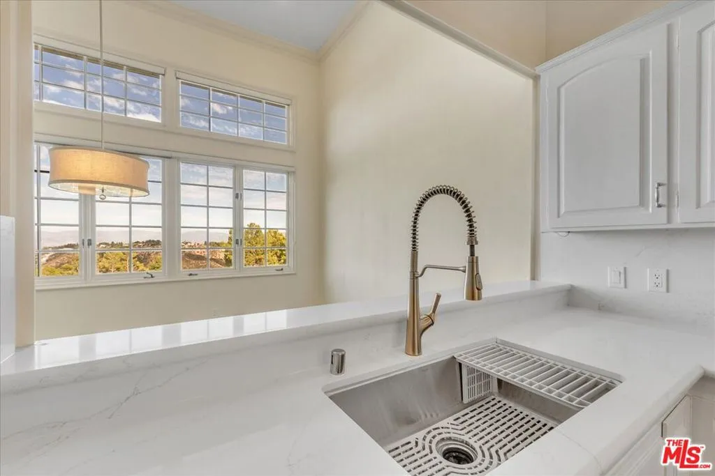 Los Angeles, California 90049, United States, 2 Bedrooms Bedrooms, ,3 BathroomsBathrooms,Residential,Active,240633