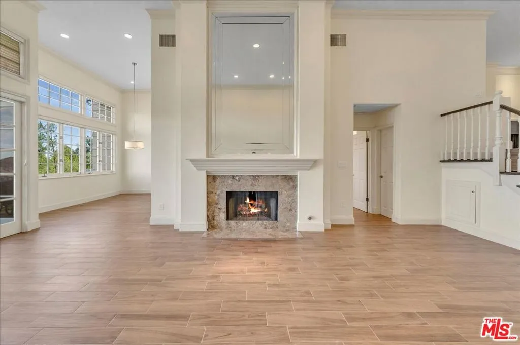 Los Angeles, California 90049, United States, 2 Bedrooms Bedrooms, ,3 BathroomsBathrooms,Residential,Active,240633