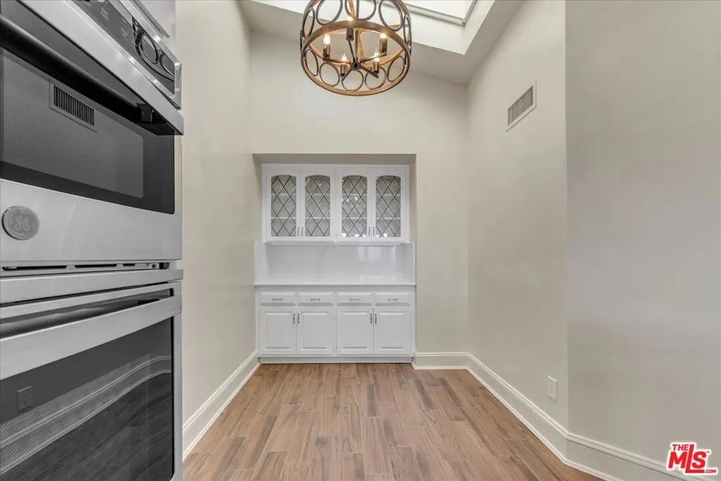 Los Angeles, California 90049, United States, 2 Bedrooms Bedrooms, ,3 BathroomsBathrooms,Residential,Active,240633