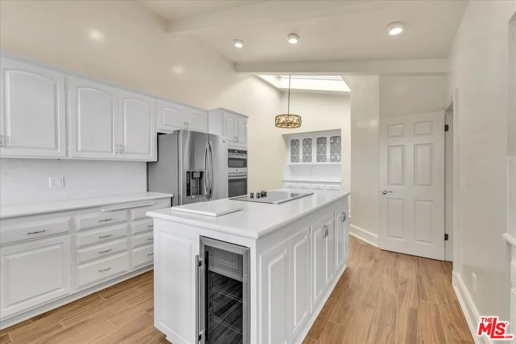 Los Angeles, California 90049, United States, 2 Bedrooms Bedrooms, ,3 BathroomsBathrooms,Residential,Active,240633