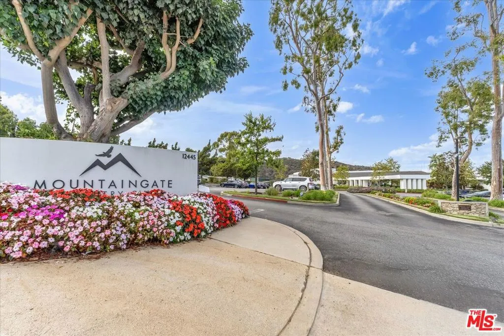 Los Angeles, California 90049, United States, 2 Bedrooms Bedrooms, ,3 BathroomsBathrooms,Residential,Active,240633