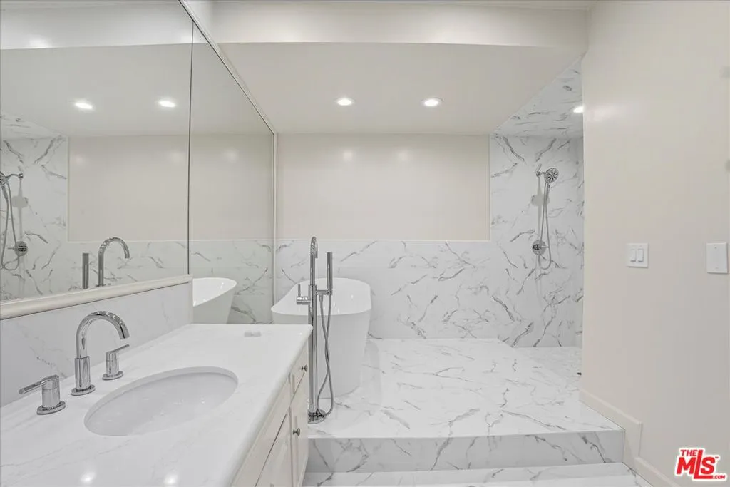 Los Angeles, California 90049, United States, 2 Bedrooms Bedrooms, ,3 BathroomsBathrooms,Residential,Active,240633