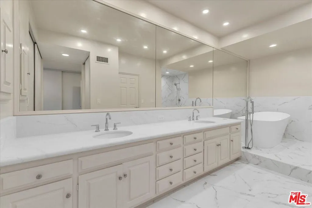 Los Angeles, California 90049, United States, 2 Bedrooms Bedrooms, ,3 BathroomsBathrooms,Residential,Active,240633