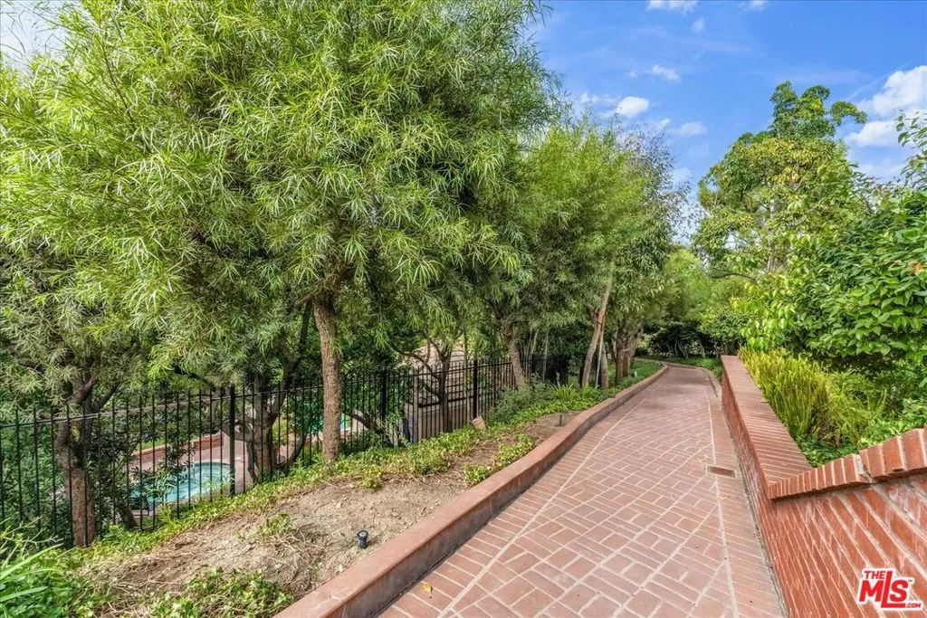 Los Angeles, California 90049, United States, 2 Bedrooms Bedrooms, ,3 BathroomsBathrooms,Residential,Active,240633