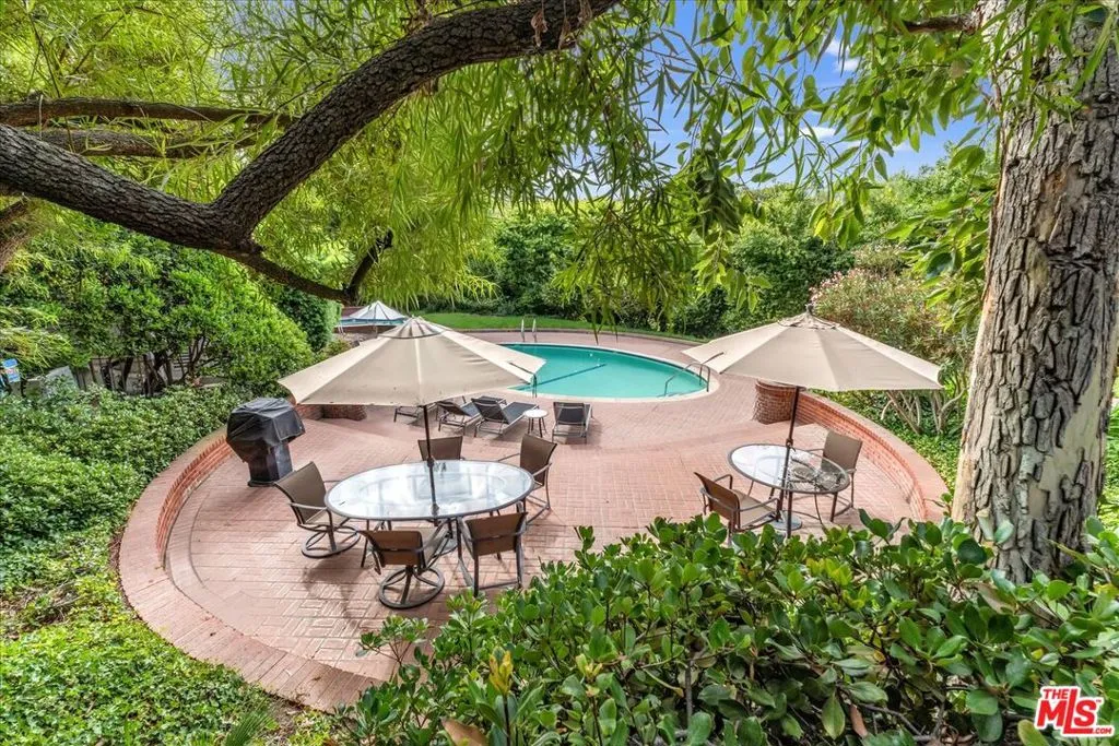 Los Angeles, California 90049, United States, 2 Bedrooms Bedrooms, ,3 BathroomsBathrooms,Residential,Active,240633