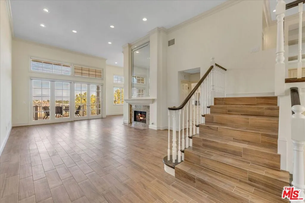 Los Angeles, California 90049, United States, 2 Bedrooms Bedrooms, ,3 BathroomsBathrooms,Residential,Active,240633