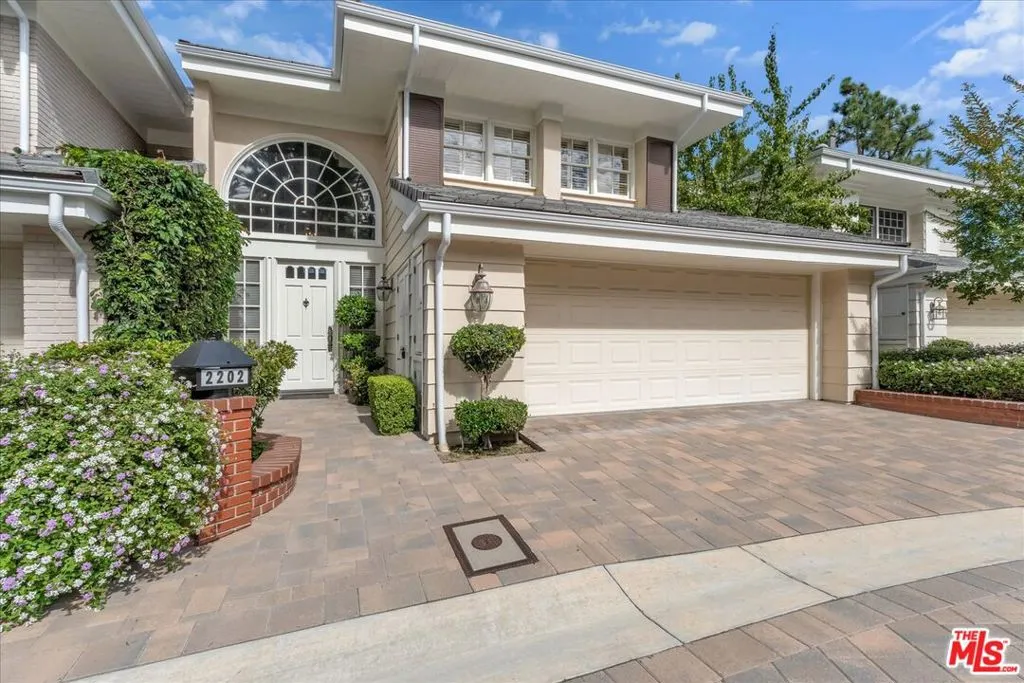 Los Angeles, California 90049, United States, 2 Bedrooms Bedrooms, ,3 BathroomsBathrooms,Residential,Active,240633