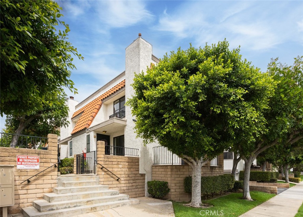 2206 A N Broadway 27
