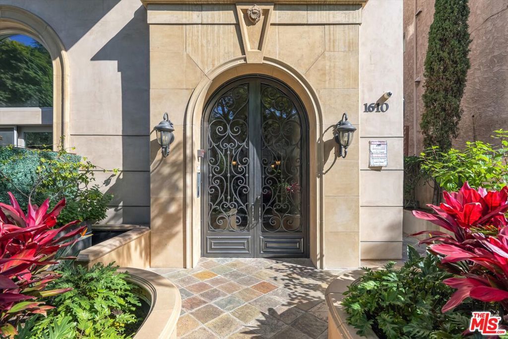 Photo of 1610 Camden Avenue #401, Los Angeles, CA 90025 (MLS # 26646023)