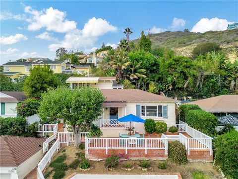 Photo of 924 Park Avenue, Laguna Beach, CA 92651 (MLS # LG25256998)