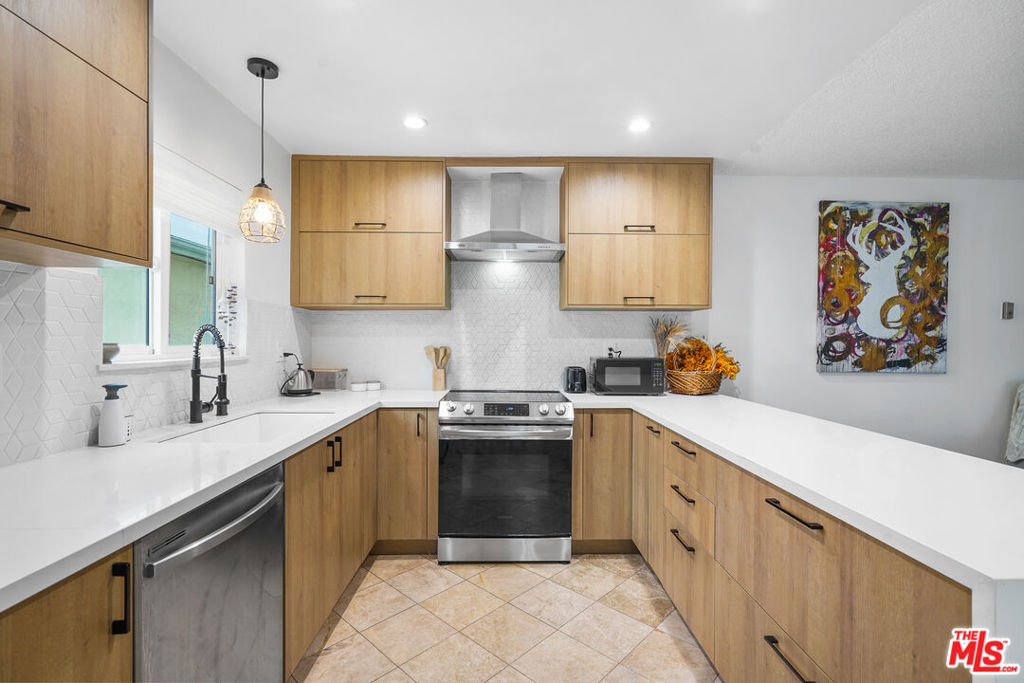 Properties 1 1045 S Bedford Street 7