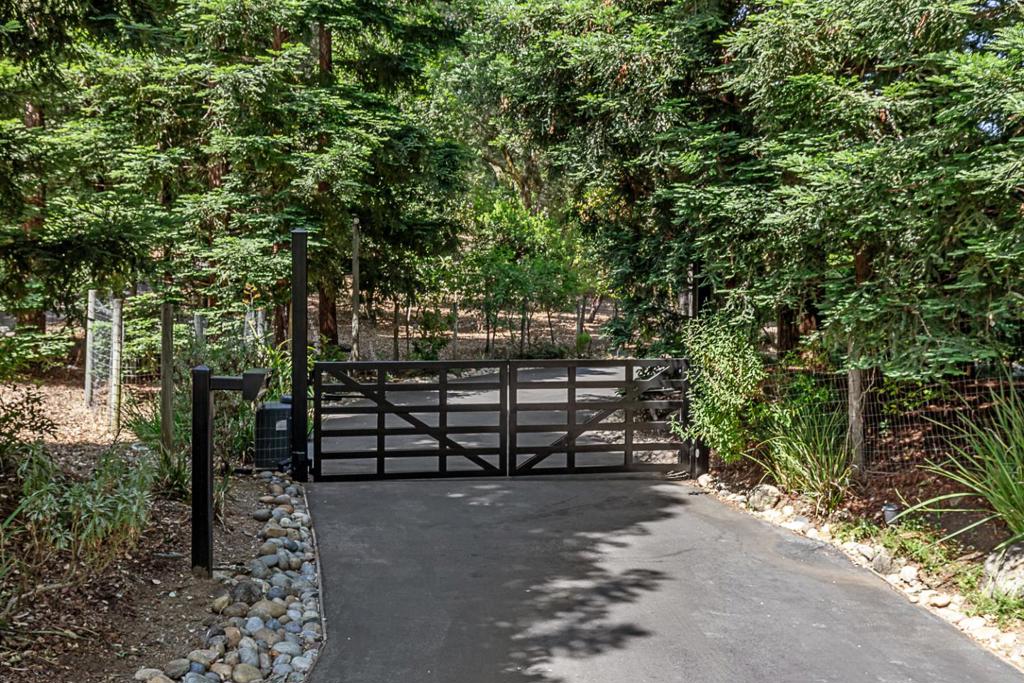 3 Oak Forest Court