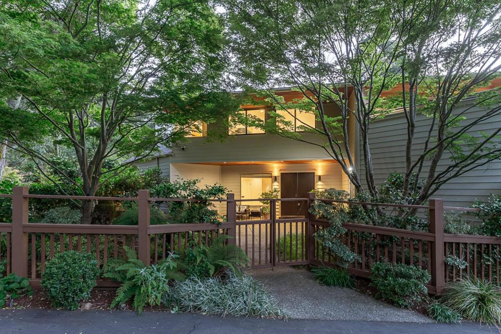 3 Oak Forest Court