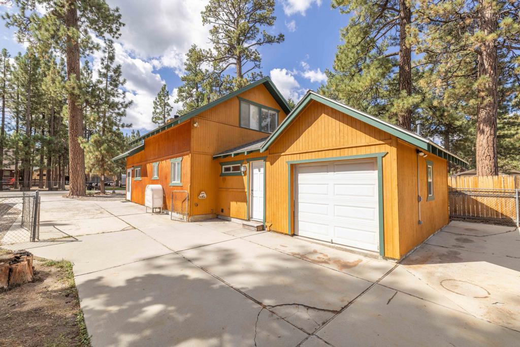 Big Bear Bargain: Three bedrooms, two baths, plus office, laundry room and a one-car garage! Fantastic area of Big Bear City close to shopping, lake, national forest and all that Big Bear offers. Vaulted wood-beamed ceilings in the living area and spacious kitchen make it perfect for full-time living or a vacation home get-a-way. South facing driveway for quick snow melt provides easy access and great parking with plenty of room for multiple vehicles, RV and/or boat. Don't miss this tremendous value.