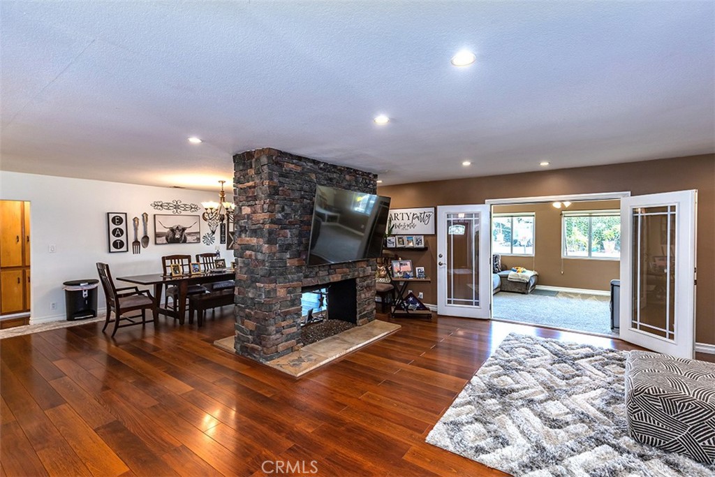 1006 W Dorothy Drive