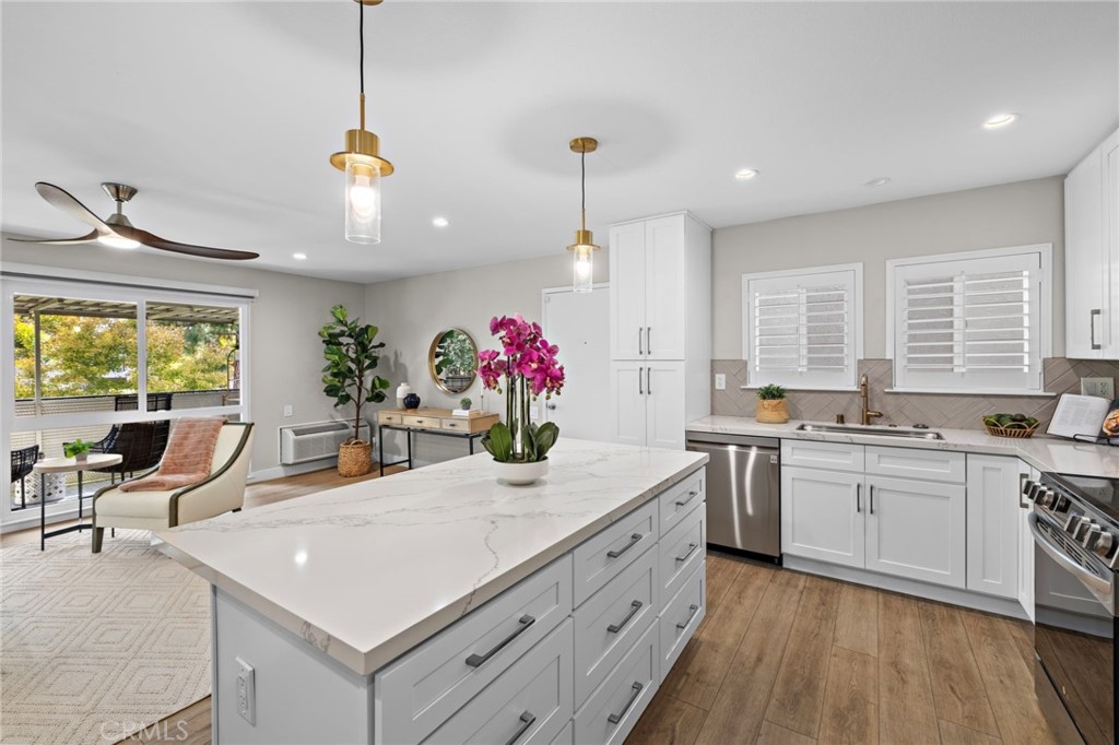 2279 Via Mariposa W P