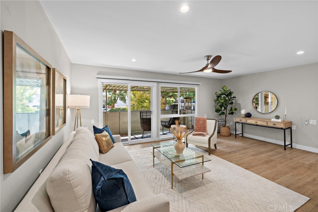 2279 Via Mariposa W P