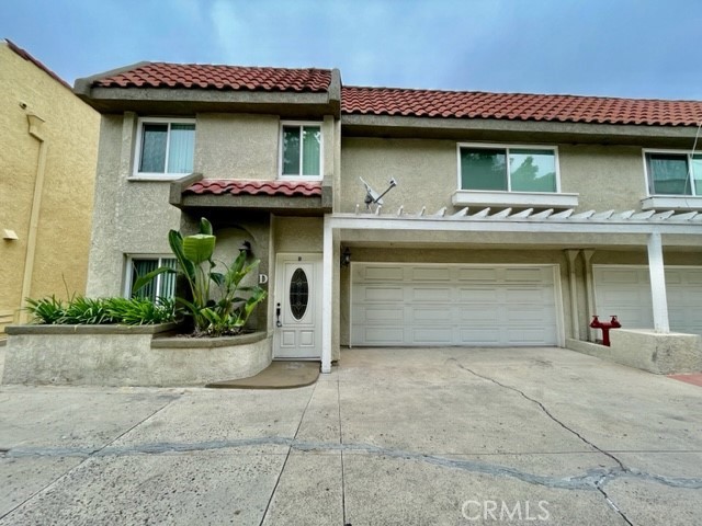 This 3-bedroom 2.5 bath is a detached house with extra-large private yard. The unit has wood floors in the bedrooms and in the living room, kitchen, and bathrooms, granite countertops, stainless appliances including a refrigerator, full-size washer/dryer hookups, and an attached two-car garage. Bathrooms and showers are granite, travertine and crown molding throughout. Available for a yearly lease.
