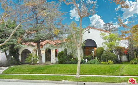 Photo of 914 S Burnside Avenue, Los Angeles, CA 90036 (MLS # 25613915)