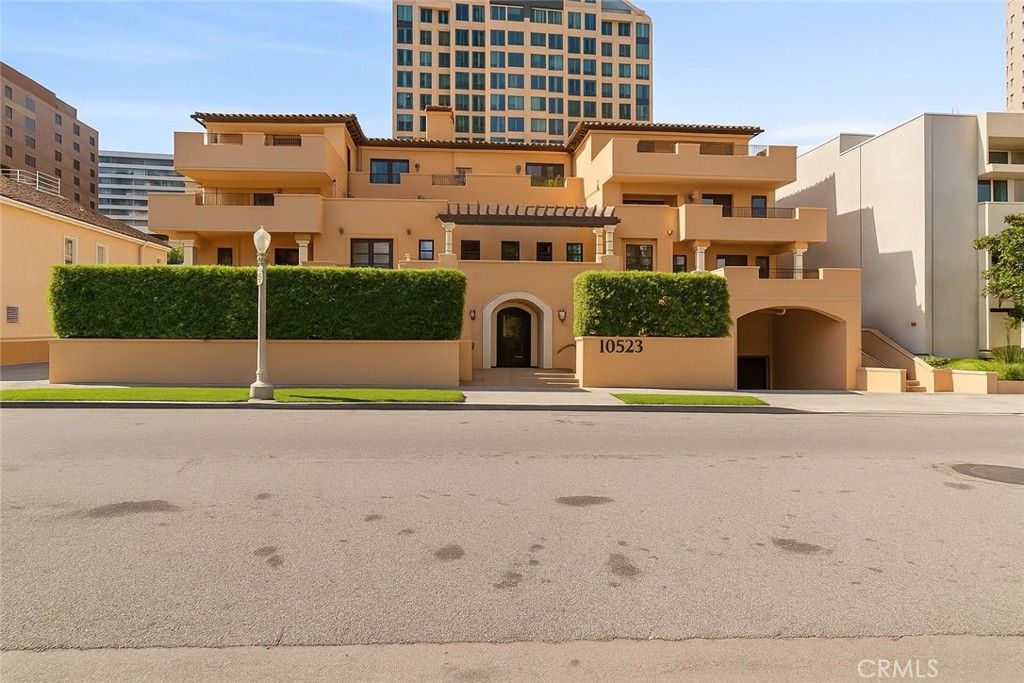 Photo of 10523 Ashton #101, Los Angeles, CA 90024 (MLS # AR25263733)